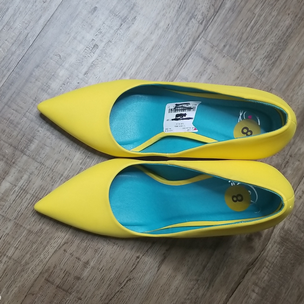 Yellow pumps. Size 8